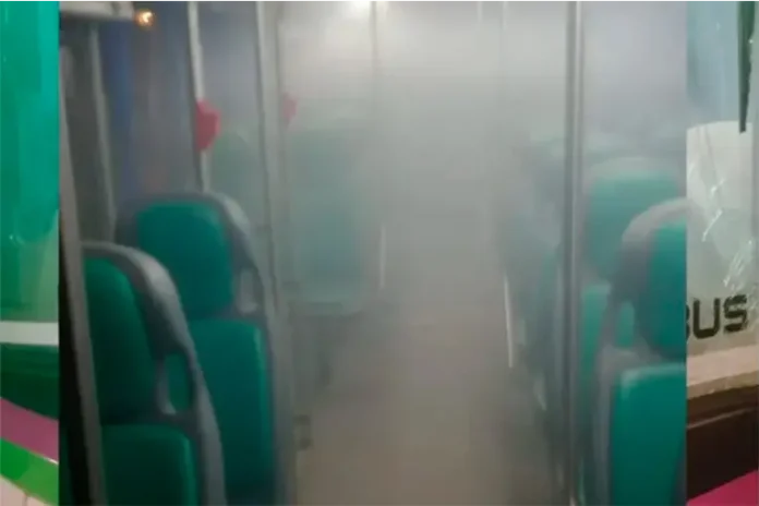 El conductor no sufrió lesiones. Atacaron con un artefacto de pirotecnia a un colectivo en Paraná