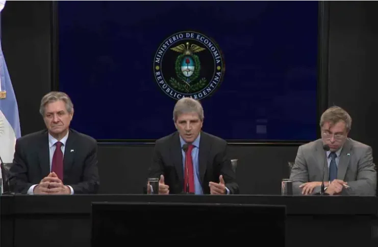 El ministro Caputo presentó el plan financiero hasta 2027