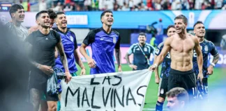 «Las Malvinas son argentinas»: la bandera que mostraron los jugadores tras eliminar a Inglaterra y llegar a la final del Mundial "Las Malvinas son argentinas".
