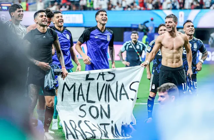 "Las Malvinas son argentinas".
