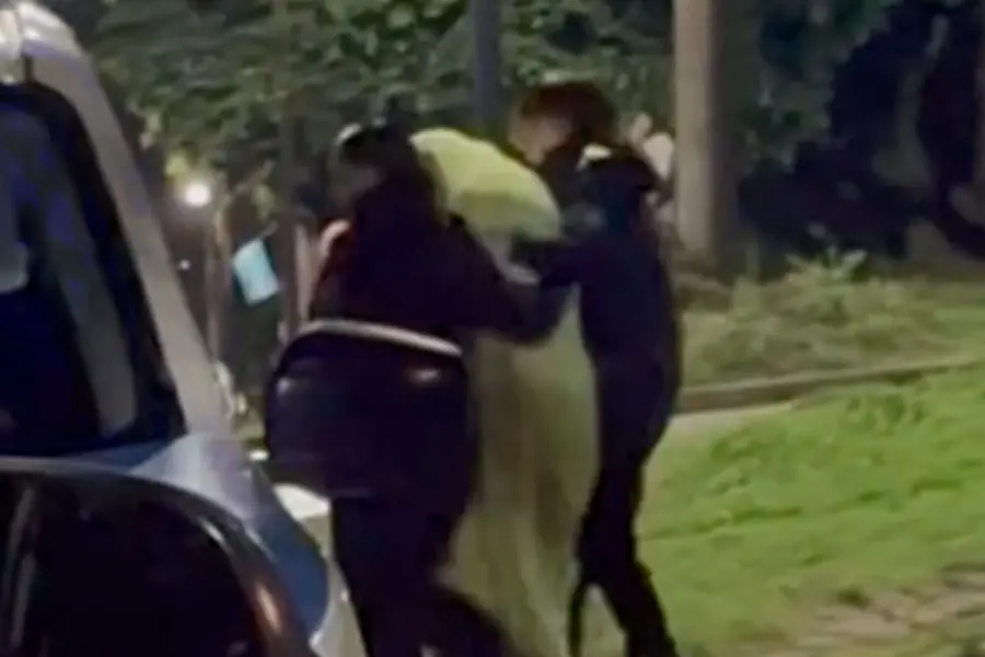 La joven siendo escoltada por la policía.