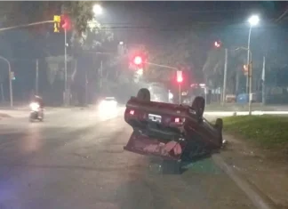 Volcó un auto en avenida Almafuerte de Paraná y una presunta falla mecánica sería la causa Vuelco en Paraná. Foto: Policía de Entre Ríos.