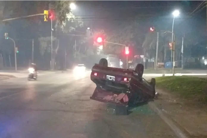 Vuelco en Paraná. Foto: Policía de Entre Ríos. Vuelco en Paraná. Foto: Policía de Entre Ríos.