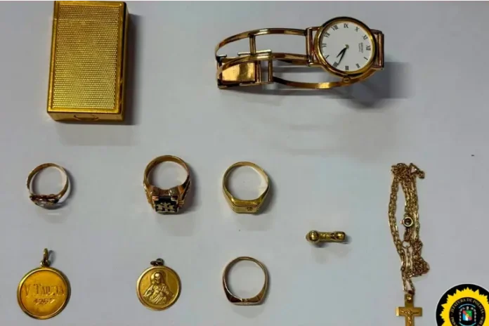 Investigan a una trabajadora por el robo de alhajas de oro y dólares. Foto: PER.