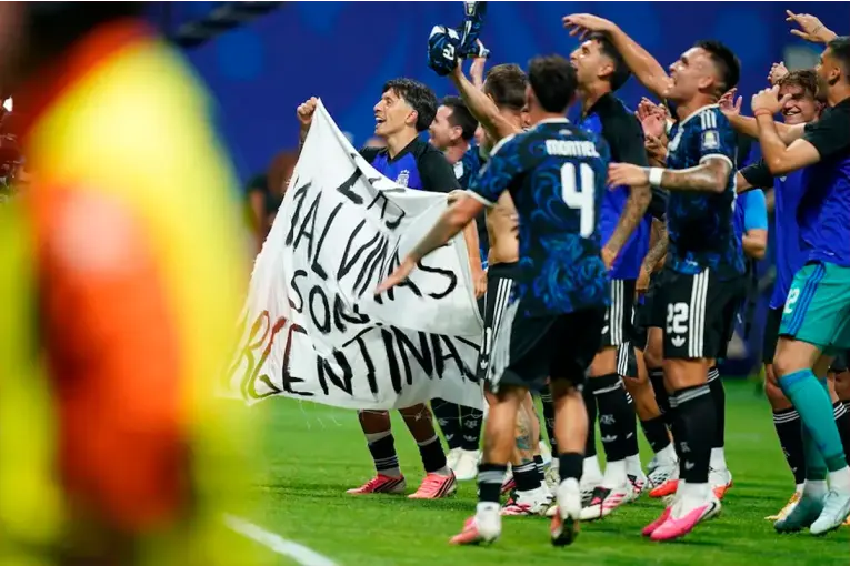 "Las Malvinas son argentinas". Foto: (La Voz).