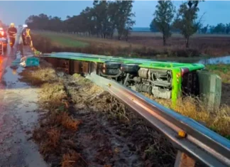Volcó un micro y cayó desde un puente en Ruta 7: hay al menos 20 heridos, entre ellos un bebé Un micro cayó de un puente en la ruta 7. Foto: mdzol.