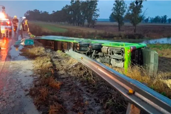 Un micro cayó de un puente en la ruta 7. Foto: mdzol. Un micro cayó de un puente en la ruta 7. Foto: mdzol.