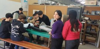 Estudiantes de la EET N° 1 Etchebarne de Villaguay reparan estufas.