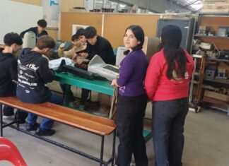 Estudiantes de la EET N° 1 Etchebarne de Villaguay reparan estufas.