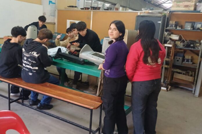 Estudiantes de la EET N° 1 Etchebarne de Villaguay reparan estufas. Estudiantes de la EET N° 1 Etchebarne de Villaguay reparan estufas.