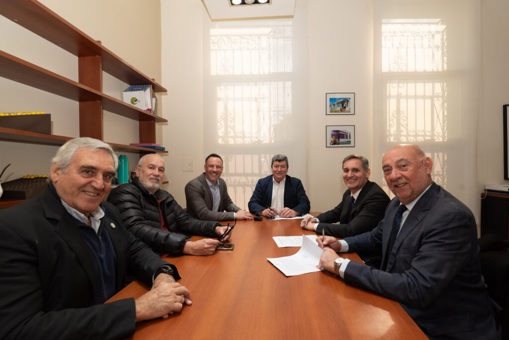 Frigerio presentó un nuevo crédito hipotecario para empleados públicos.