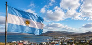 La bandera argentina volvió a flamear en las Islas Malvinas. Foto: Agencia NA (IA - imagen ilustrativa)