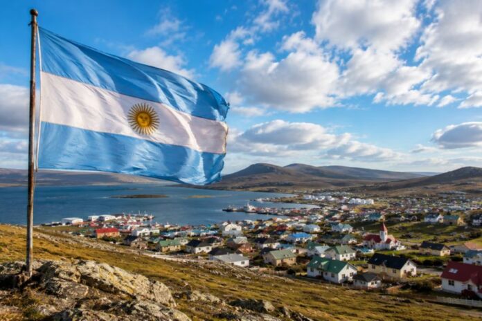 La bandera argentina volvió a flamear en las Islas Malvinas. Foto: Agencia NA (IA - imagen ilustrativa)