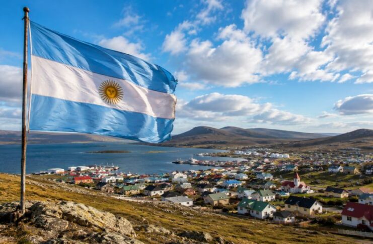La bandera argentina volvió a flamear en las Islas Malvinas. Foto: Agencia NA (IA - imagen ilustrativa)