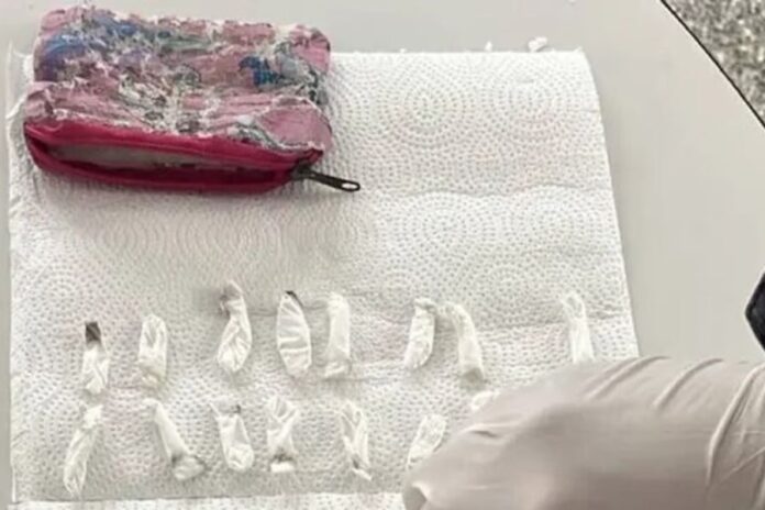 En total, había 71 envoltorios de cocaína. Foto: Policía Córdoba. En total, había 71 envoltorios de cocaína. Foto: Policía Córdoba.