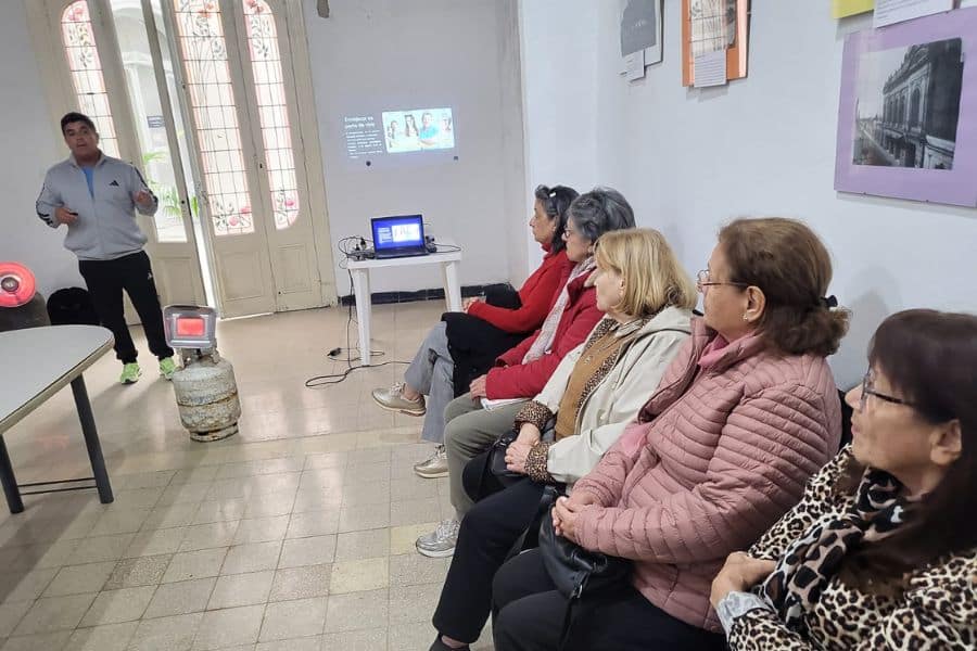 Realizarán una charla gratuita para que adultos mayores. Foto: MIERCOLES MAYORES.