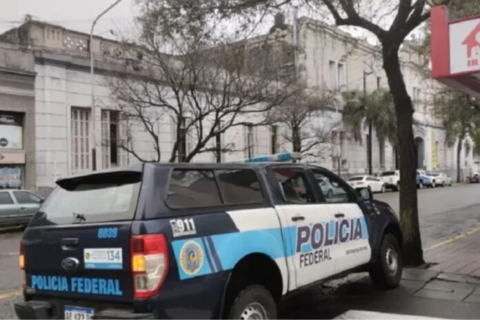 Allanaron la Jefatura Departamental Paraná por una causa de narcotráfico. Foto: Análisis. Allanaron la Jefatura Departamental Paraná por una causa de narcotráfico. Foto: Análisis.