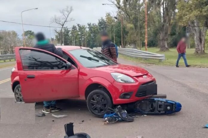 Motociclista fue hospitalizado tras un fuerte choque con un auto sobre la Ruta 11, frente a la UADER. Foto: (PER).