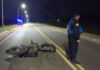 Corría picadas en moto, intentó escapar de un control, cayó y está grave.