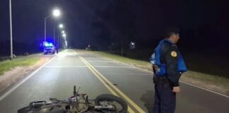 Corría picadas en moto, intentó escapar de un control, cayó y está grave.