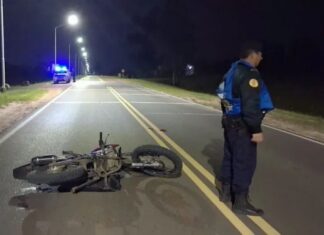 Corría picadas en moto, intentó escapar de un control, cayó y está grave.