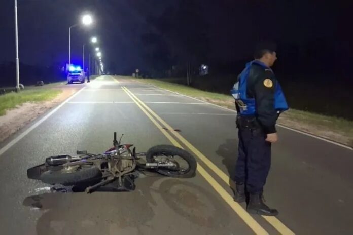 Corría picadas en moto, intentó escapar de un control, cayó y está grave.