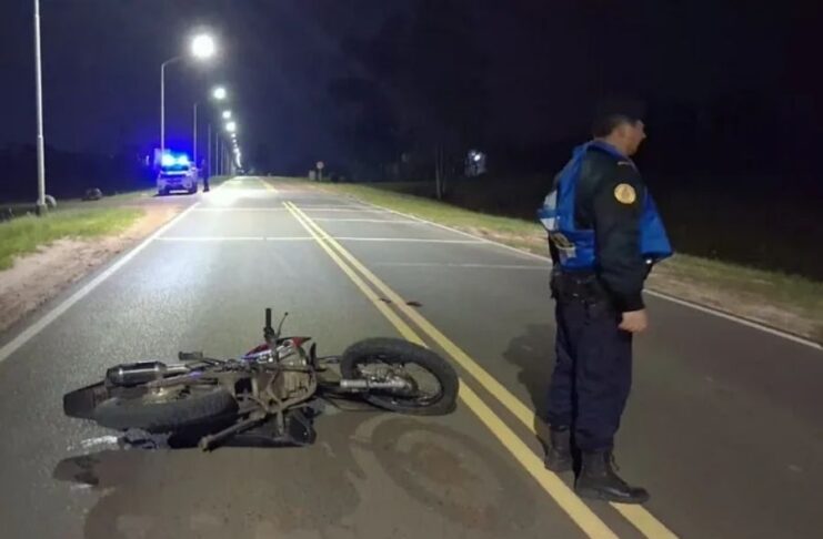 Corría picadas en moto, intentó escapar de un control, cayó y está grave.