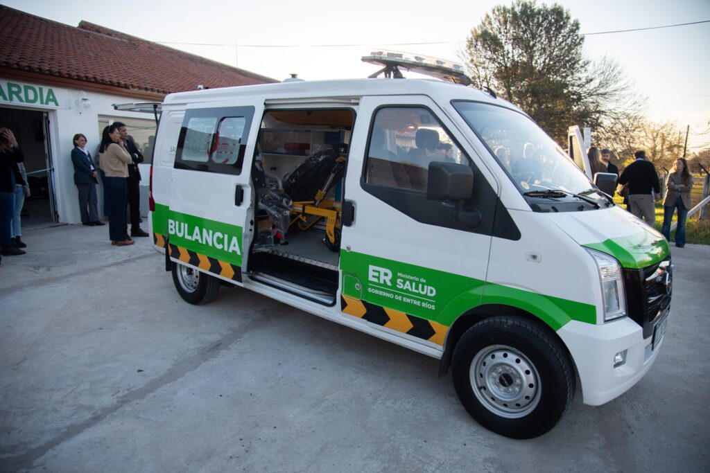 Frigerio inauguró obras y entregó nuevas ambulancias.