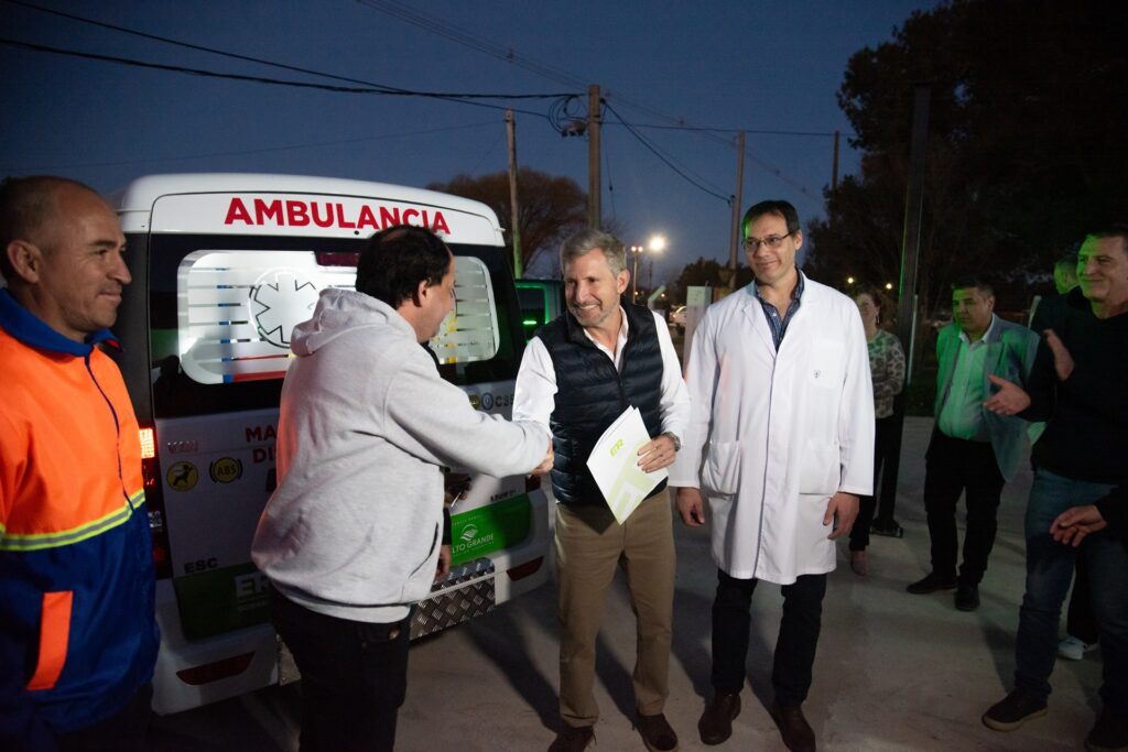 Frigerio inauguró obras y entregó nuevas ambulancias.