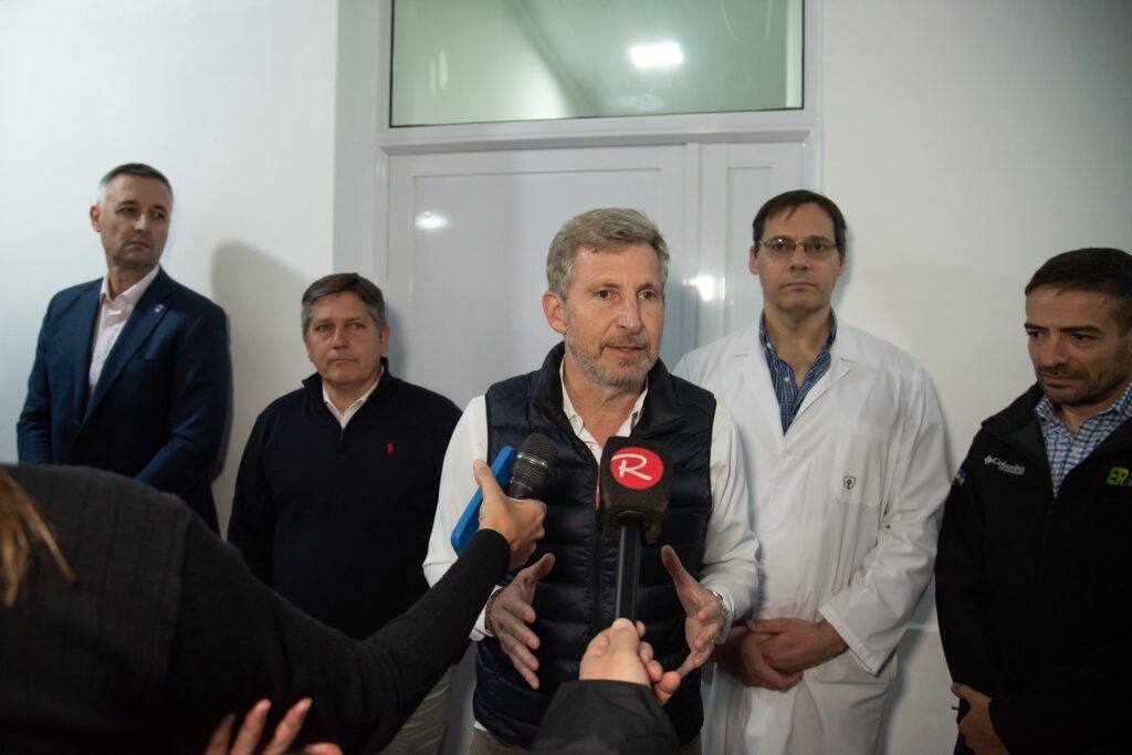 Frigerio inauguró obras y entregó nuevas ambulancias.