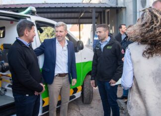 Frigerio inauguró obras y entregó nuevas ambulancias.