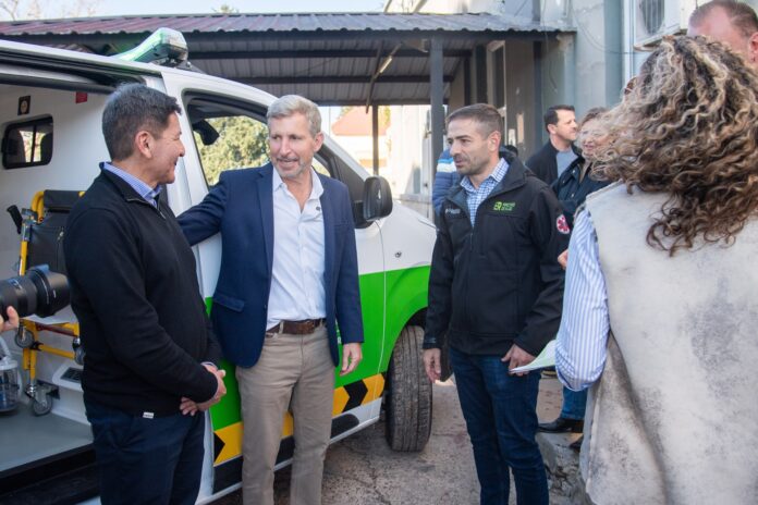Frigerio inauguró obras y entregó nuevas ambulancias.