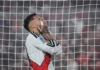 Otamendi se lamenta tras el gol en contra.
