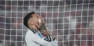 Otamendi se lamenta tras el gol en contra.