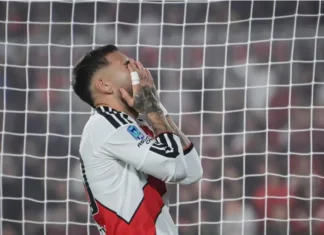 Rosario Central dio el golpe en el Monumental: venció a River y agravó el duro presente del Millonario Otamendi se lamenta tras el gol en contra.