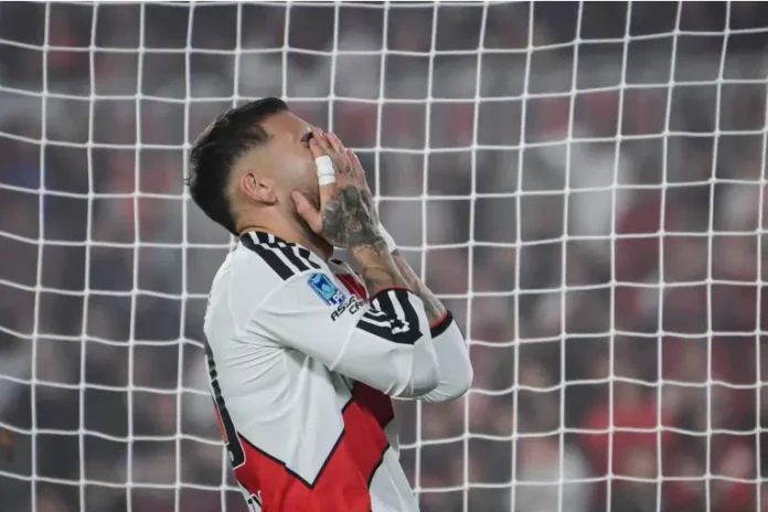 Otamendi se lamenta tras el gol en contra. Otamendi se lamenta tras el gol en contra.