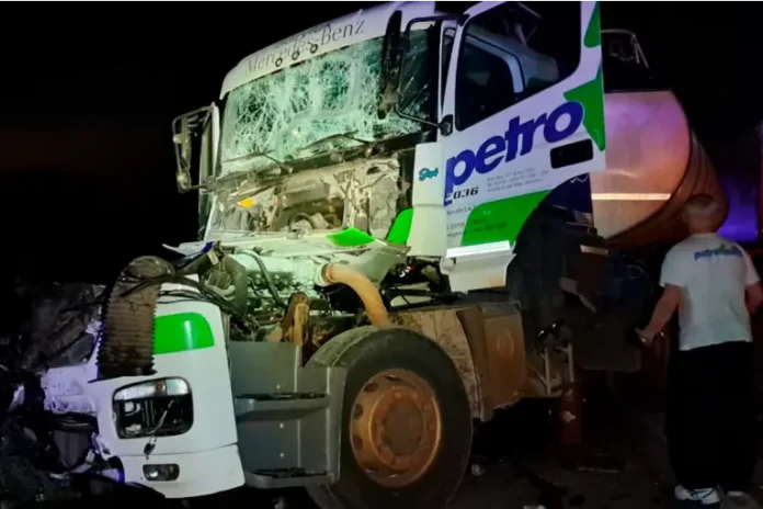 Choque entre dos camiones en la Ruta 14. Foto: Bomberos Voluntarios de Concepción del Uruguay.