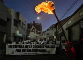 «Acá no hay docentes de rodillas”: AGMER se movilizó con antorchas en Paraná y renovó el reclamo salarial Movilización de antorchas de Agmer en Paraná. Foto: APFDigital.