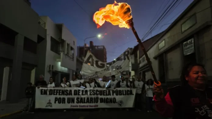 Movilización de antorchas de Agmer en Paraná. Foto: APFDigital.