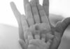 En Entre Ríos, 95 niños y adolescentes esperan ser adoptados: abren una nueva convocatoria para inscribirse close up of parents and child palms together