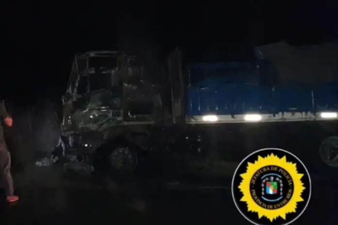 Un camión cargado con trigo volcó y se incendió en la Ruta Provincial 16. Foto: (P.E.R.) Un camión cargado con trigo volcó y se incendió en la Ruta Provincial 16. Foto: (P.E.R.)
