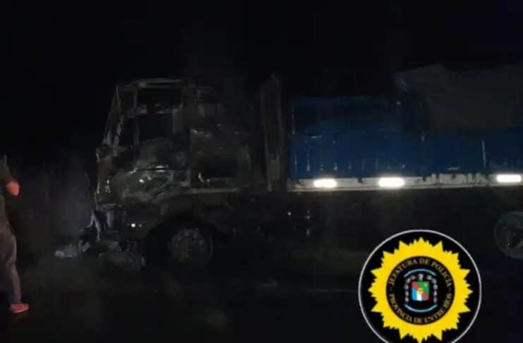 Un camión cargado con trigo volcó y se incendió en la Ruta Provincial 16. Foto: (P.E.R.)