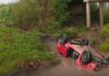 Auto terminó volcado en un arroyo.