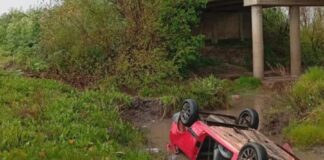 Auto terminó volcado en un arroyo.