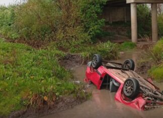 Auto terminó volcado en un arroyo.