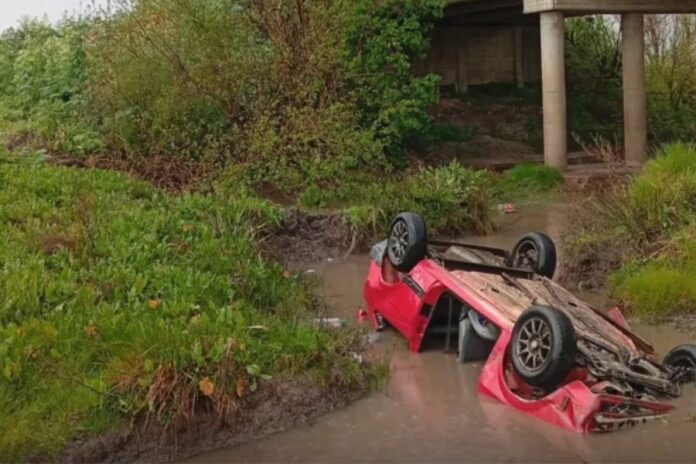 Auto terminó volcado en un arroyo.