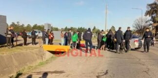 Un joven cayó a una cuneta en el ingreso a San Benito. Foto: Redes.