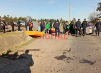 Un joven cayó a una cuneta en el ingreso a San Benito. Foto: Redes.