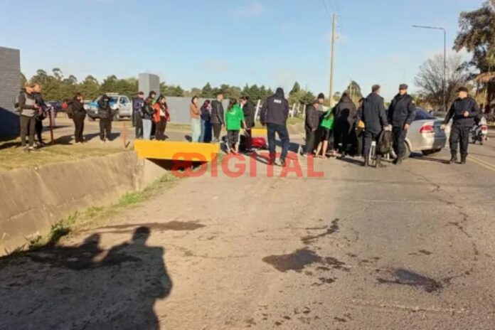 Un joven cayó a una cuneta en el ingreso a San Benito. Foto: Redes.