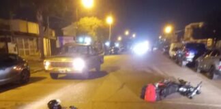 Dos jóvenes resultaron con traumatismos de cráneo tras chocar. Foto: (PER).